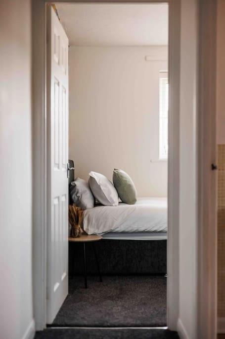 2 Bedroom House-Driveway - Bournemouth Hospital - Long Stay Discounts - Lima Apartments Ltd מראה חיצוני תמונה