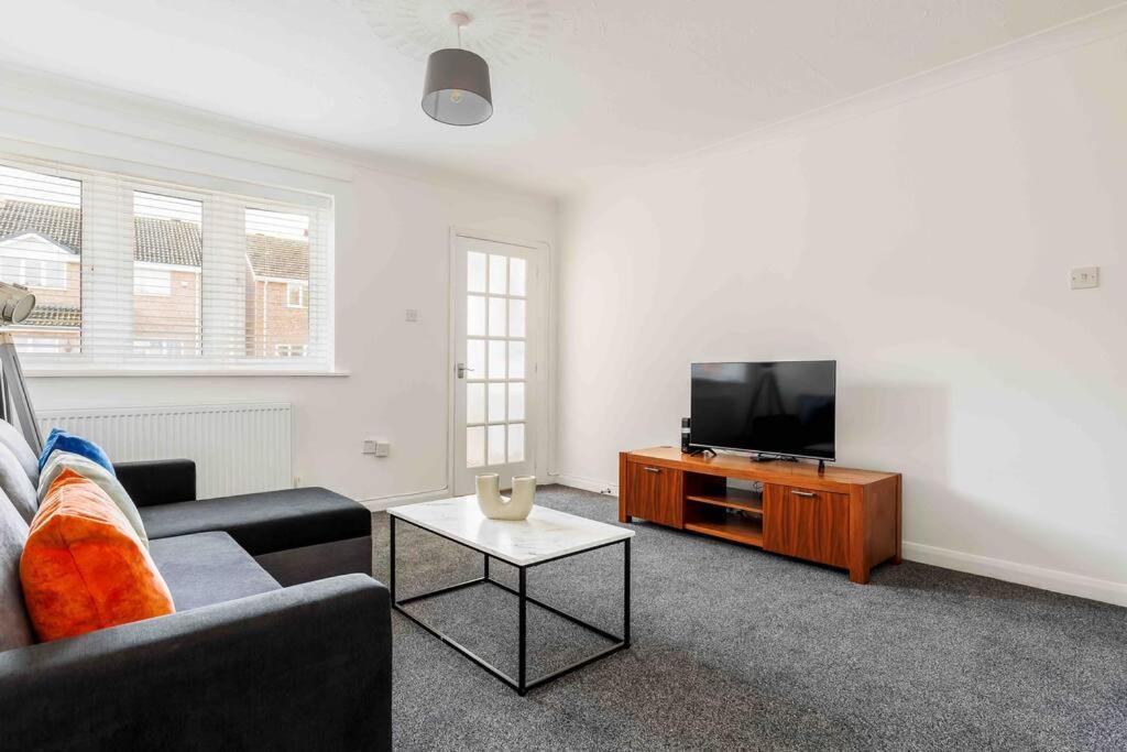 2 Bedroom House-Driveway - Bournemouth Hospital - Long Stay Discounts - Lima Apartments Ltd מראה חיצוני תמונה