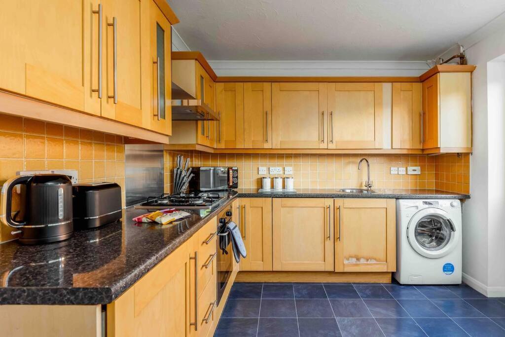 2 Bedroom House-Driveway - Bournemouth Hospital - Long Stay Discounts - Lima Apartments Ltd מראה חיצוני תמונה