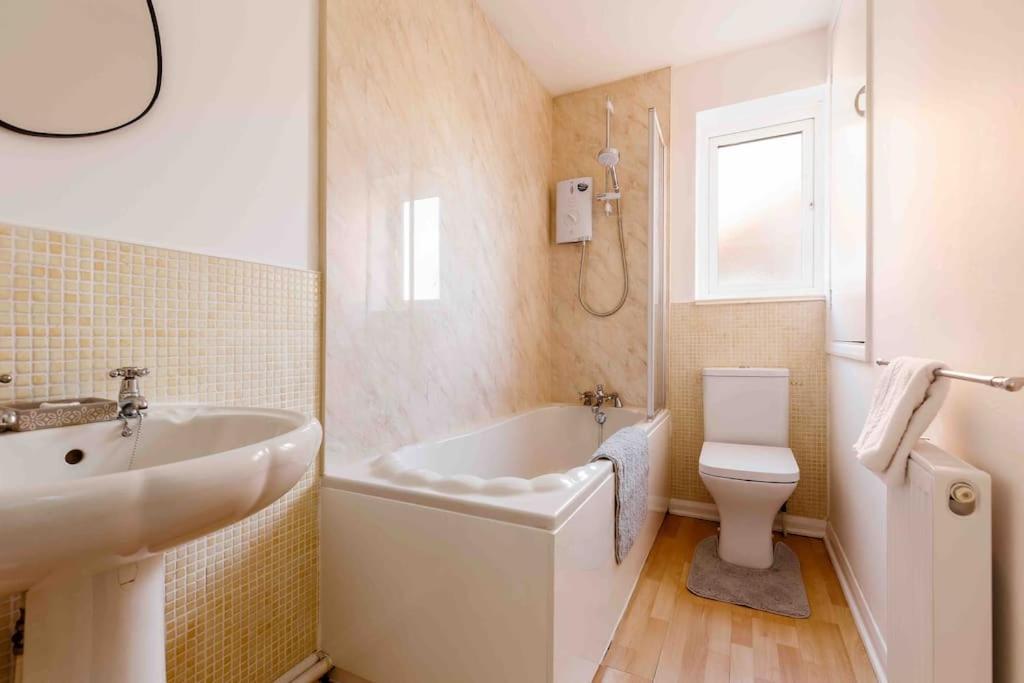 2 Bedroom House-Driveway - Bournemouth Hospital - Long Stay Discounts - Lima Apartments Ltd מראה חיצוני תמונה
