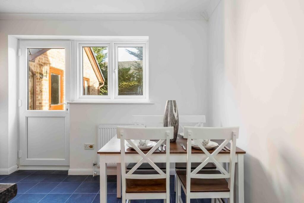 2 Bedroom House-Driveway - Bournemouth Hospital - Long Stay Discounts - Lima Apartments Ltd מראה חיצוני תמונה